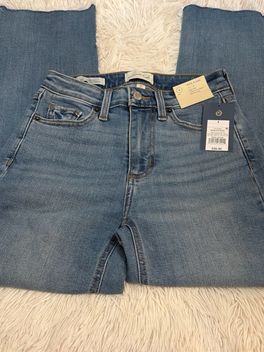 Universal Thread Women's High-Rise Light Blue Denim Jeans